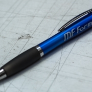 Bolígrafo Nash 2 con almohadilla personalizada suave en una almohadilla de color. 10615500