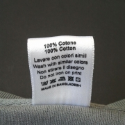Retro di etichetta in raso bianco con indicazioni sul lavaggio e composizione