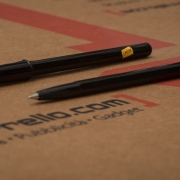 Bolígrafo de plástico con libreta de un color. Cod. A2469