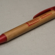 Bolígrafo con piezas de plástico y bambú personalizadas en una sola almohadilla de color. Cod. B11073
