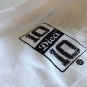Stampa etichetta t-shirt bianca