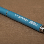 Bolígrafo de papiro con almohadilla táctil personalizada en una almohadilla de color. Cod. HI91621