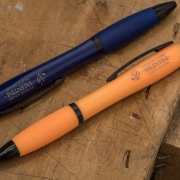 Bolígrafos Riosoft con tampografía negra personalizada en un color. Cod. M08748