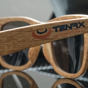 Dettaglio tampografica a due colori su occhiali da sole effetto legno. Cod. M09022