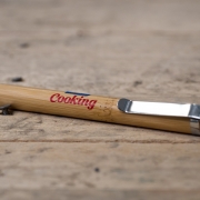 Bolígrafo de madera de bambú con clip y punta metálica personalizada en tampografía a 2 colores. Código P610.329